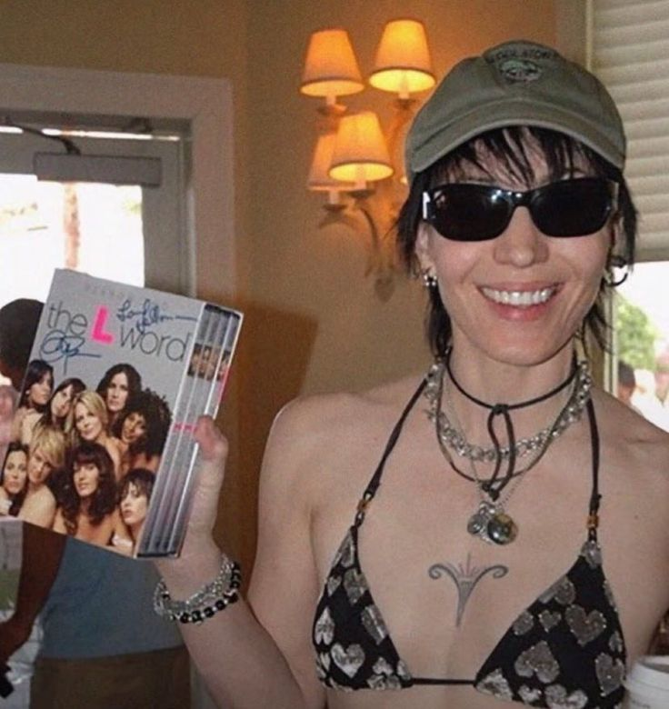 rosecoloredgia's tweet photo. não acredito que existe uma foto da joan jett segurando o box de the L word autografado e ela não tá rodando os quatro cantos da internet https://t.co/MXdgEnnzzF