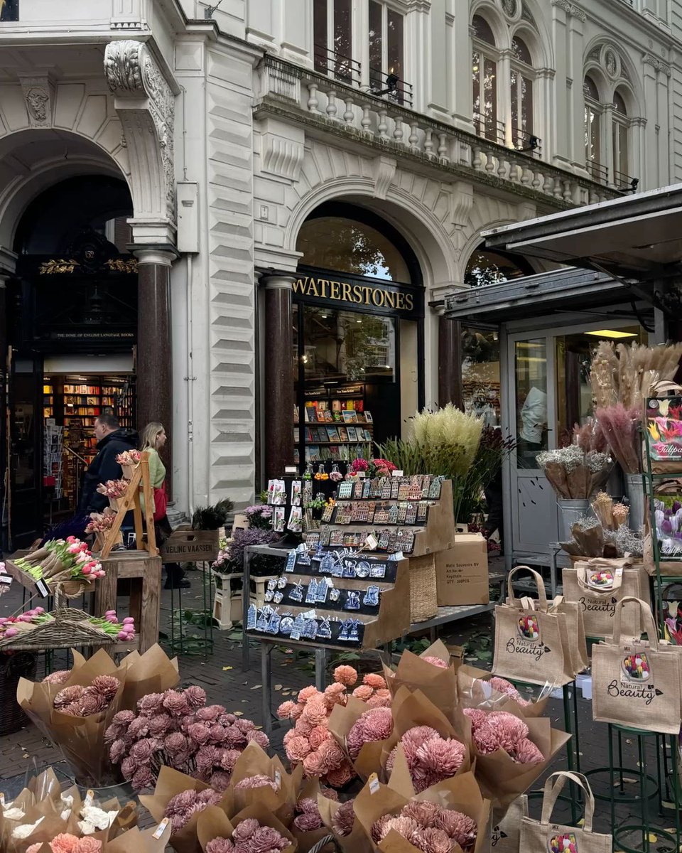 girlsoin10ve's tweet photo. lizzie young in amsterdam ෆ⊹₊ ⋆ https://t.co/MwvLP2PYpG