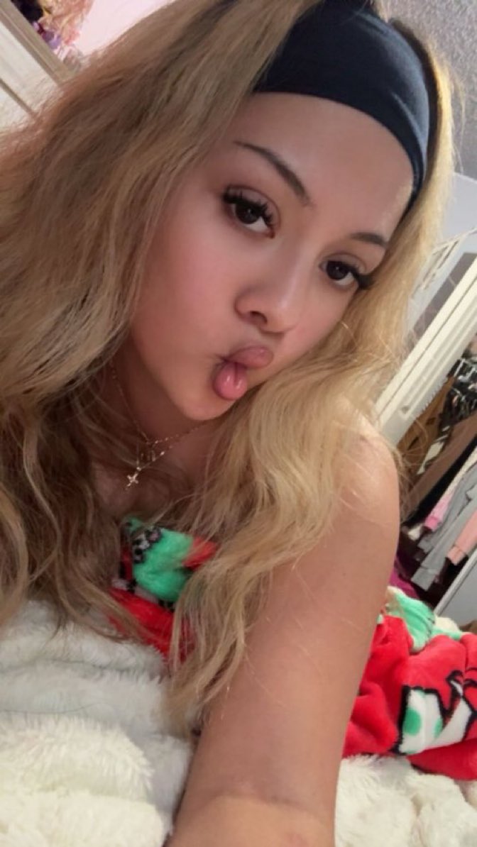 goddessgggg's tweet photo. hey bitches 😹 https://t.co/xbxwcxMNZa