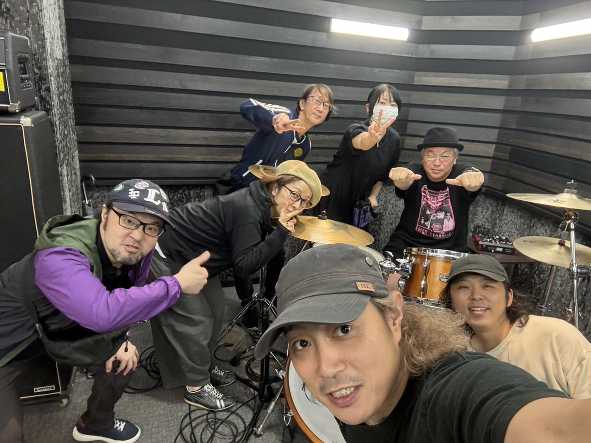 tidelandmasuko's tweet photo. #1日1ますこ
 昨日は
#三千エニシ 
レコーディング一発目( ´ ▽ ` )
やはり豪雨☂️
リズムを強いる日
うち神様と神様(演出)と悪い顔してるますこ(平社員)
ここから楽隊の皆様は急ピッチで足し算、からの歌、そして役者の皆様にコーラスを強います( ´ ▽ ` )
10月大塚に聞きに来てね！
詳細引用🌳是非 https://t.co/d8ZnEbJo4L