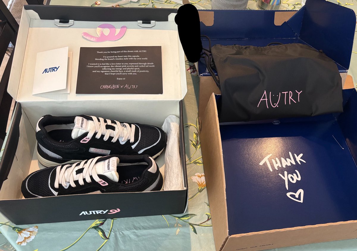 galaxung's tweet photo. THEY FINALLY ARRIVED😭😭😭😭😭😭😭❤️❤️❤️❤️❤️ IM IN LOVE https://t.co/xDsb37I9KC