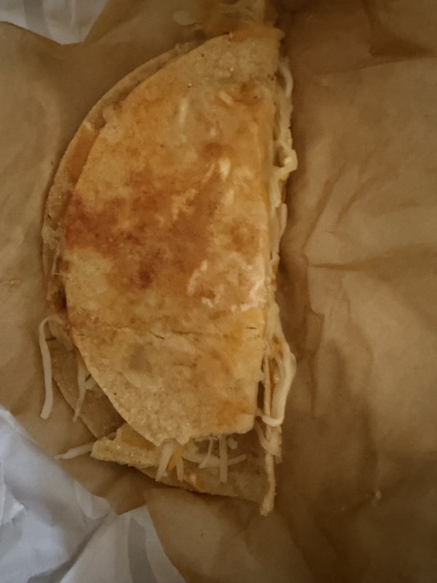 ashmarie_9's tweet photo. done eating @tacobell 
every time we go they forget half the shit &amp; my tacos always look like this, impossible to eat without getting everywhere. the last several times my cinnamon twists were not in the bag, my husband checked &amp; specially asked the guy again then was given chips https://t.co/V5h4QzoH2d
