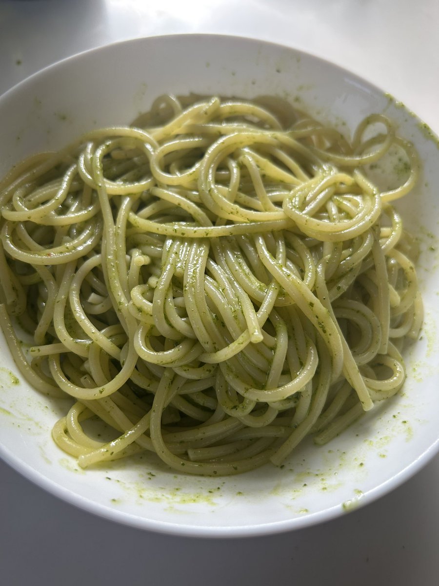 fugihd's tweet photo. ハイレベルな男の朝（）
ここ数年パスタはジェノペーゼ以外食べていない。
味が濃いおかげなのか飽きがこないからだ。
それにほら、緑色ってなんだか健康によさそうだし https://t.co/DGBE9p8dmT