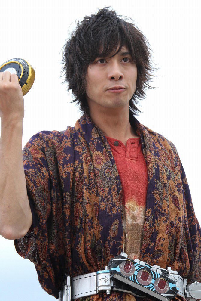 Bv1Gnn's tweet photo. 鹿目まどかの精神構造について色々考えていたけど、自分の中では結局、一番近いのは『オーズ』本編の火野映司なんじゃないかというところに落ち着いた。

二人とも一見すると無欲で自己犠牲的。
でも実際には、自分のための欲望が薄いだけで、「誰も泣かせたくない」「全部救いたい」という他者へ向いた欲望は底なし。

『オーズ』本編の映司も、「どんな場所、どんな人にも届く手と力」を求めるあまり、何もかも自分一人で背負い、“都合のいい神様”になろうとしていた。

けれど最後には、差し伸べられた他人の手を掴むところへ辿り着いた。

一方、まどかはその巨大な欲望を最後まで自分一人で引き受け、本当に世界の法則そのものになってしまった。

辿った結末こそ正反対だけど、「自分を後回しにして、どこまでも他人を救おうとする」という根っこの部分はかなり似ている。

そう考えると、まどかって「オーズに変身できるだけの器」があるんじゃないかと思う。

そして『まどマギ』本編の結末は、
もし『オーズ』本編の映司が最後まで誰の手も掴まず、一人でその巨大な欲望を背負い続け、本当に“都合のいい神様”になってしまったら――
というIFにも見えてくる。