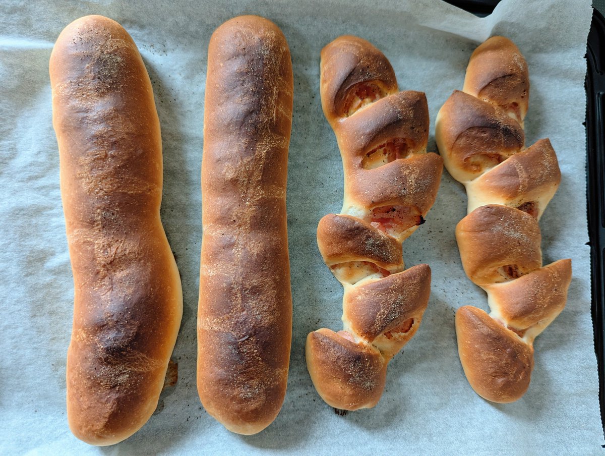 awoiharu's tweet photo. 朝活
ちょっと焼けすぎた🥖
あとアップルパイを包んでいる最中 https://t.co/ITEwEWTL8N