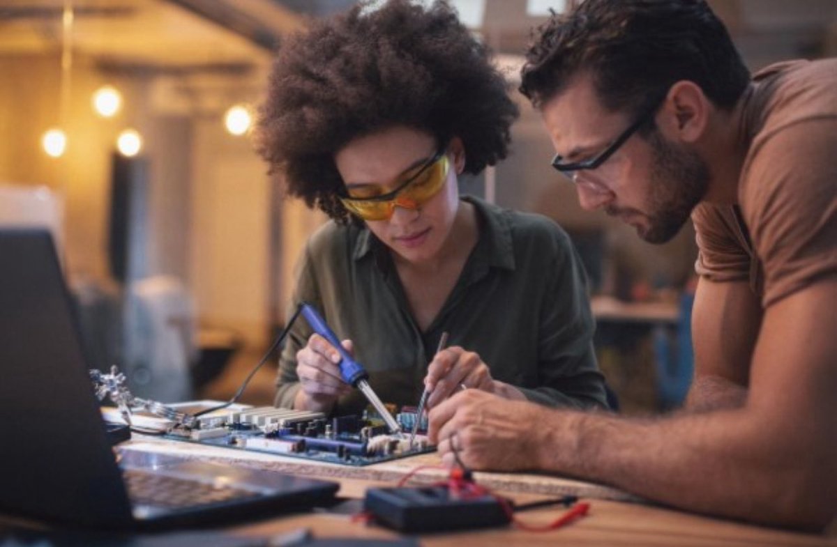 Oppurtunity_Hub's tweet photo. The security of Al-resistant jobs, in combination with skilled worker shortages, are causing a shift in career perspectives! A growing number of Gen Z are leaning towards #skilledtrades instead of traditional degrees. #jobsearch #careertrends https://t.co/qrDESvjfLC