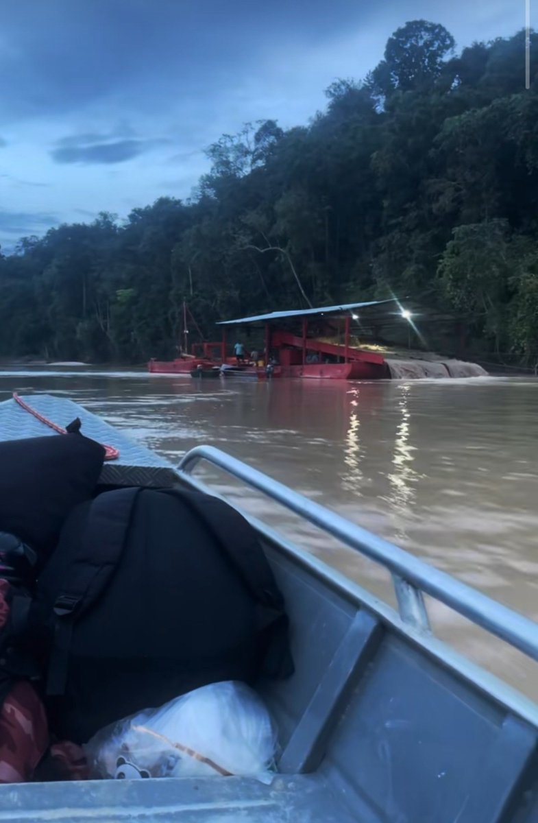 Fritz_A_Sanchez's tweet photo. #Atencion #Venezuela 

Las balsas mineras ilegales no descansan llegado el crepúsculo en el río Icabarú, Zona Protectora de la cuenca alta del río Caroní 😞

...la devastación no duerme al #SurDelOrinoco https://t.co/f4M8Nen0jE