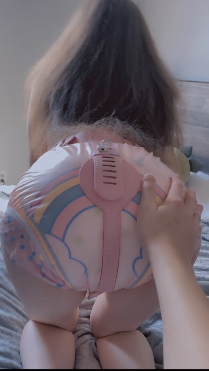 sugarpinkbestie's tweet photo. mommy has informed me i will not be getting out of diapers again for a very VERY long time 😖 https://t.co/3V726shye9