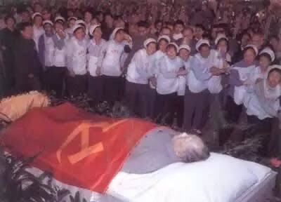 cskun1989's tweet photo. 9月9日，是毛泽东死亡50周年。也是文革结束50周年。看到网上有人设想，如果毛泽东再多活几年，会不会自己亲手结束文革，甚至开启改革开放。

判断中共政治人物可能做什么，最可靠的依据不是我们的愿望，而是他反复做过什么。毛泽东的政治轨��不是偶然翻车，而是一次又一次发动政治运动、制造敌人、清洗异己，并不断用新的斗争掩盖上一轮斗争造成的问题。大跃进的灾难没有使他告别政治运动，反而在数年后迎来了规模更大的文化大革命，文革造成的浩劫，也没有在他生前出现任何清晰的、自我否定式的政治转向。

如果毛不死，也许会改革开放当然不能在逻辑上被证明为绝无可能。但���们同样可以说，毛很可能发动另一场政治运动，再寻找一批新的“敌人”，再让整个国家陷入到绝境。

更值得玩味的是，后来中国的改革开放，恰恰不是因为毛泽东继续掌权，而是在毛时代的政治路线被逐步否定、纠正和退出之后才成为可能。把改革开放想象成毛晚年本来可能送给中国的礼物，有点像一个纵火者离开火场以后，人们开始重建房屋，却有人坚持说：如果纵火者再多留几年，说不定他也会亲自拿起灭火器。

历史评价最忌讳的是替专制独裁者虚构悔悟。普通人的错误可以用“如果当初”来宽慰，掌握绝对权力的政治家必须按照实际造成的后果接受评价。因为政治家的每一次“也许”，落到普通人身上，都是一生的噩梦。

9月9日对待毛泽东之死可以各有立场，但有一件事不必假设：毛泽东死后，中国才真正获得了结束毛泽东时代的可能。