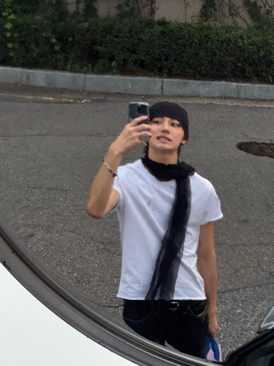 st4rtiss's tweet photo. eomjju the scarf duo can they start wearing them again #plz https://t.co/t0MSdrra2G