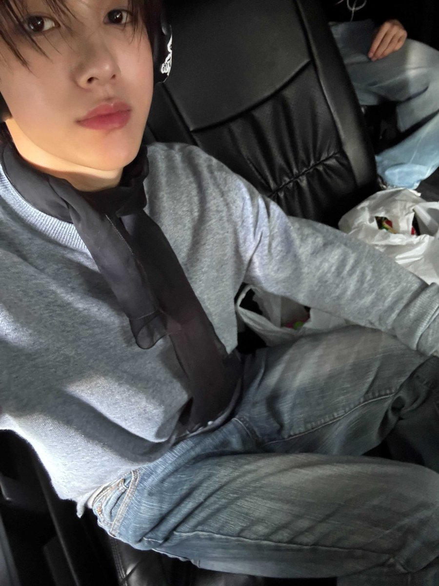 st4rtiss's tweet photo. eomjju the scarf duo can they start wearing them again #plz https://t.co/t0MSdrra2G