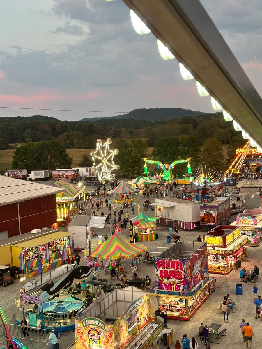 visitnorthal's tweet photo. 🎡 The Blount County Fair is back Sept. 15-19! Enjoy carnival rides, midway games, fair food, livestock shows, a horse show &amp; the Show Me Swine Racers! 🐷

🎟️ $5 admission | Ages 5 &amp; under FREE
Grab the family &amp; join the fun!

#VisitNorthAL https://t.co/hVnJBv9dtK