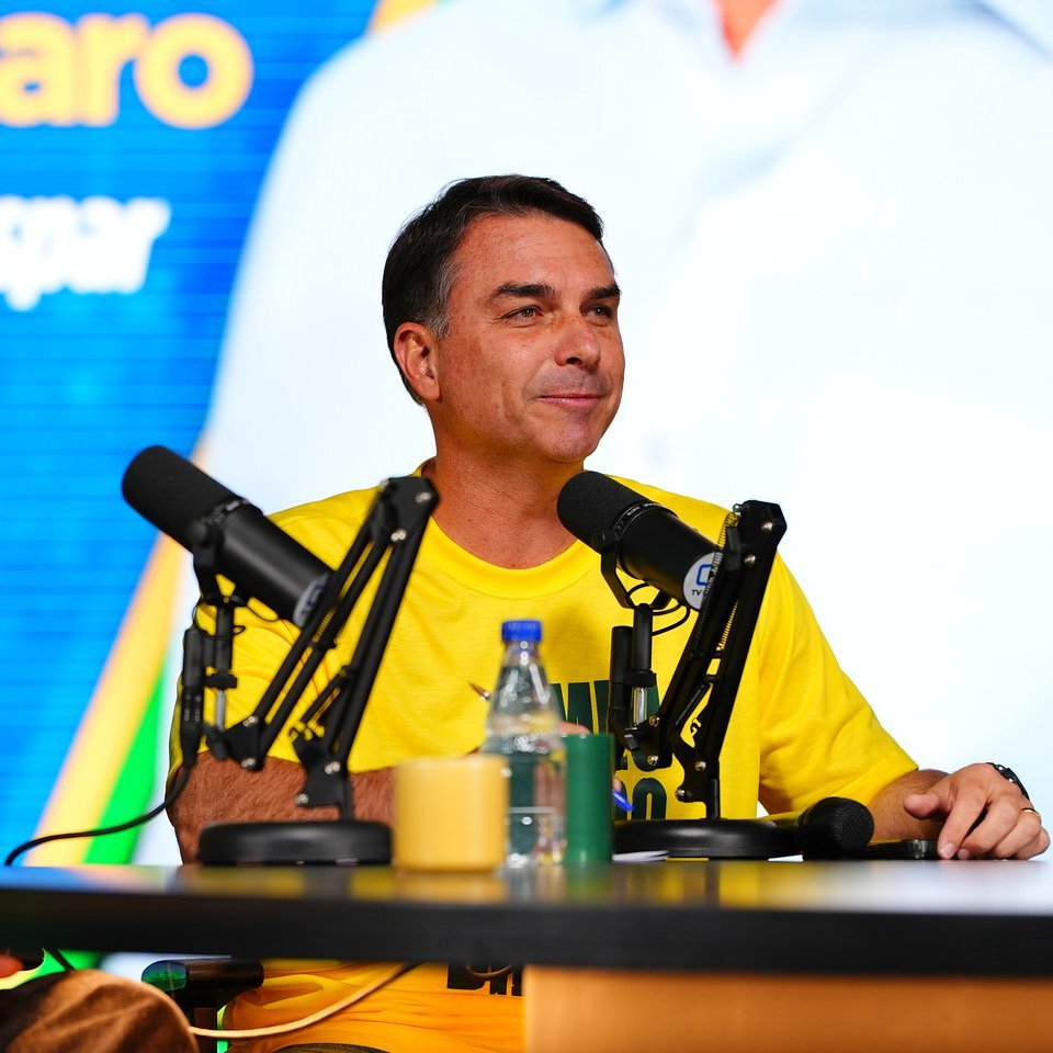eixopolitico's tweet photo. 🇧🇷 ELEIÇÕES 2026 | PRESIDENTE: 2º TURNO

SÃO PAULO
🟢 Flávio Bolsonaro (PL): 41%
🔴 Lula (PT): 33%

RIO DE JANEIRO
🟢 Flávio Bolsonaro (PL): 43%
🔴 Lula (PT): 37%

MINAS GERAIS
🟢 Flávio Bolsonaro (PL): 40%
🔴 Lula (PT): 37%

DISTRITO FEDERAL
🟢 Flávio Bolsonaro (PL): 45%
🔴 Lula (PT): 38%

PERNAMBUCO
🔴 Lula (PT): 57%
🟢 Flávio Bolsonaro (PL): 26%

📊 Quaest/TV Globo
📅 4-7/setembro