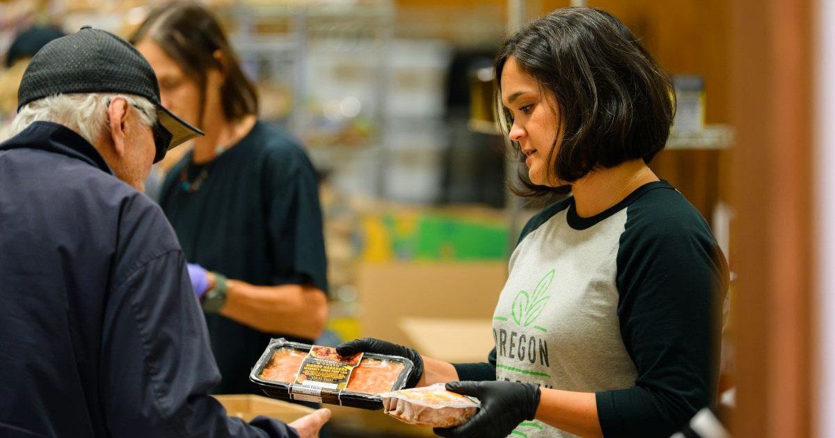 PNS_News's tweet photo. 70,000 Oregonians lost #SNAP benefits. Food bank visits are UP 50%. Food supply is DOWN 20%. #Oregon leaders are racing to fill the gap. Part 1 of our series on #hunger in Oregon: https://t.co/rwvZ64dfdT https://t.co/P7ertnU7Ud