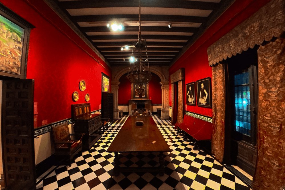viajana_app's tweet photo. Museo Larreta, Juramento 2291. En 1903, Mercedes Castellanos de Anchorena le regaló esta casa a su hija Josefina como regalo de bodas, al casarse con el escritor Enrique Larreta. Los Anchorena son la familia de la leyenda urbana del edificio Kavanagh, en Retiro. https://t.co/v0nPCDJy3f