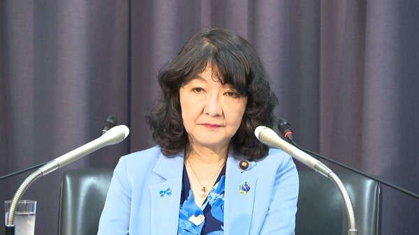 katsumoku__'s tweet photo. 50年ローンを監視し始めたということは、「買える住宅ローン」が「危ない住宅ローン」になり始めたということだと思います。

金融庁が超長期住宅ローンへの監視を強めるのは、かなり重要なサインです。

40年、50年ローンは、月々の返済額を抑え、住宅価格が高騰する中でも家を買いやすく見せます。

しかし実際には、家計の負担を消しているのではなく、将来へ長く引き延ばしているだけです。

若いうちに借りれば完済は70代、80代。

その間に金利上昇、収入減、転職、病気、親の介護、教育費、老後資金の問題が重なります。

しかも変動金利なら、毎月返済が将来どこまで膨らむか分からない。この本当の怖さをわかっている人がどれだけいるか？

住宅価格を下げられない社会が、返済期間だけを伸ばして若者に買わせている。

住宅会社は売りたいから都合の良いことしか言わない。金融機関も長期にわたって金利が取れるのでリスクを覆い隠す。

これは個人の自己責任だけでは済まない問題です。

超低金利で住宅価格が押し上げられ、金利上昇局面で返済リスクだけが家計に残されている。

金融庁が見るべきなのは、説明義務だけではありません。

本当に問うべきは、50年ローンを組まなければ家を買えないほど、住宅市場と家計が歪んでしまったことだと思います。

40年後、50年後の日本は人口も大幅に減っていますし、郊外の戸建てでこの長期ローンを買った場合、その価値はゼロになり、借金だけが残っている未来が見えますね。