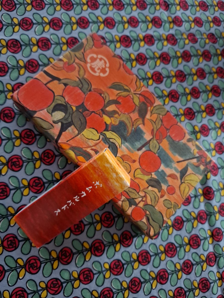 Mrs___pepper's tweet photo. 虎屋の期間限定 羊羮ポムカルヴァドス。値段は知らないけど3本だけ欲しいと店頭に行ったらバラ売りはしていなかった…。食べてみたい気持ちと想定より高い買い物に少し逡巡しました😅 https://t.co/TX0iuurbfW