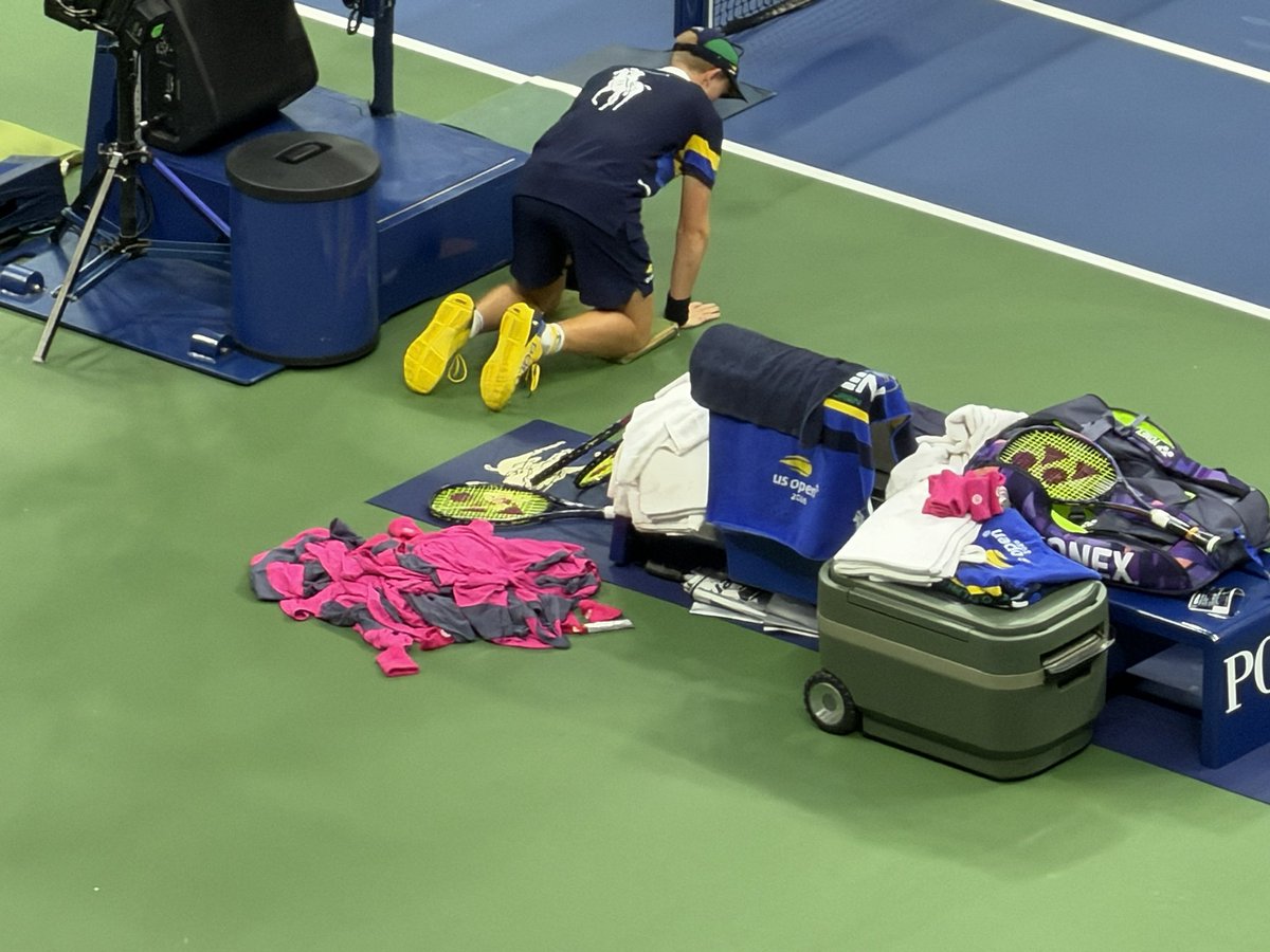 CarloGalati's tweet photo. Le magliette cambiate da Tiafoe durante le oltre 4 ore e 30 minuti di gioco con Michelsen.

#tennis🎾 #usopen26 https://t.co/LepBe2i7hw