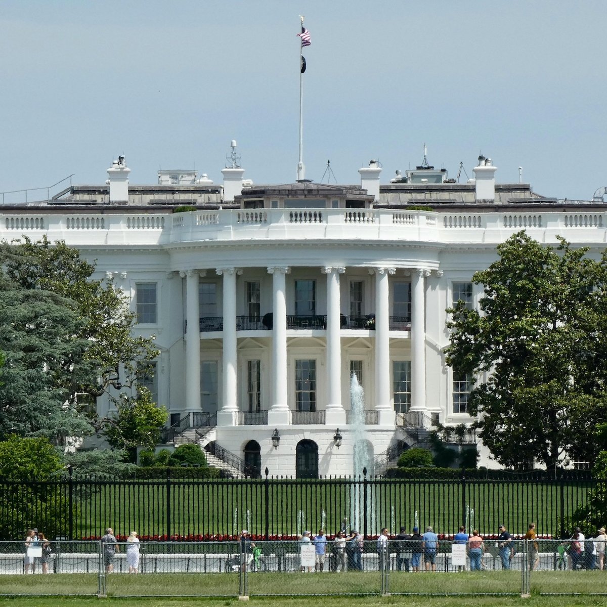 CoinMarketCap's tweet photo. LATEST: 🇺🇸 The White House says Trump is "unequivocal" that "Congress must pass the CLARITY Act so we can stay ahead of foreign competitors and lead the world in innovation." https://t.co/xOmDkGQb3m