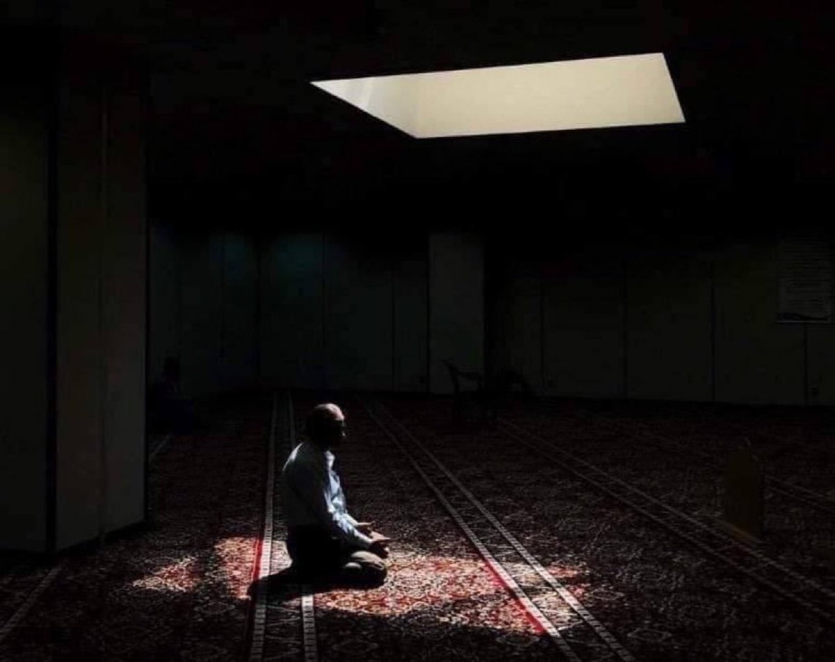 M0tb7's tweet photo. "كل الصلوات يناديك المؤذن لها إلا صلاة الوتر يناديك الخالق بنفسه، ينزل ربنا جلّ شأنه وعظم سلطانه إلى السماء الدنيا في كل ليله ثم ينادي 

هل من داعٍ فأستجيب له؟ 
هل من مستغفر فأغفر له؟
هل من تائب فأتوب عليه؟"

أحرصوا على قيام الليل وصلاة الوتر ❤️ https://t.co/HmMsdZsOqk