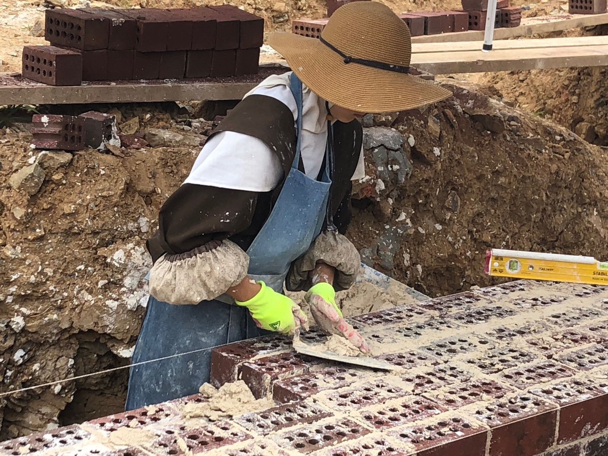 The_CFNews's tweet photo. The Sisters of the Carmel of Jesus, Mary, and Joseph of Fairfield, Pennsylvania, are currently building a new monastery using old-world methods such as traditional stonemasonry. https://t.co/GCRUgFjGCo