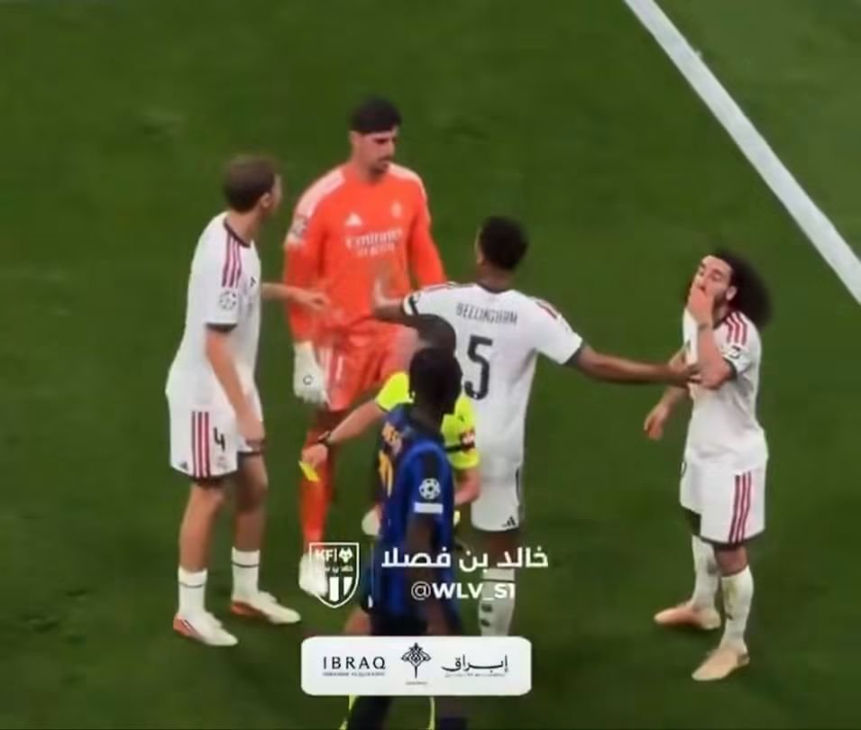 JordanAT17's tweet photo. Cucurella se tapó la boca para insultar a Bisseck.

La "Ley Vinicius" aplica para todos menos para el Real Madrid 🥶🥶🥶 @ChampionsLeague  @UEFA https://t.co/epQJ4sc2WQ