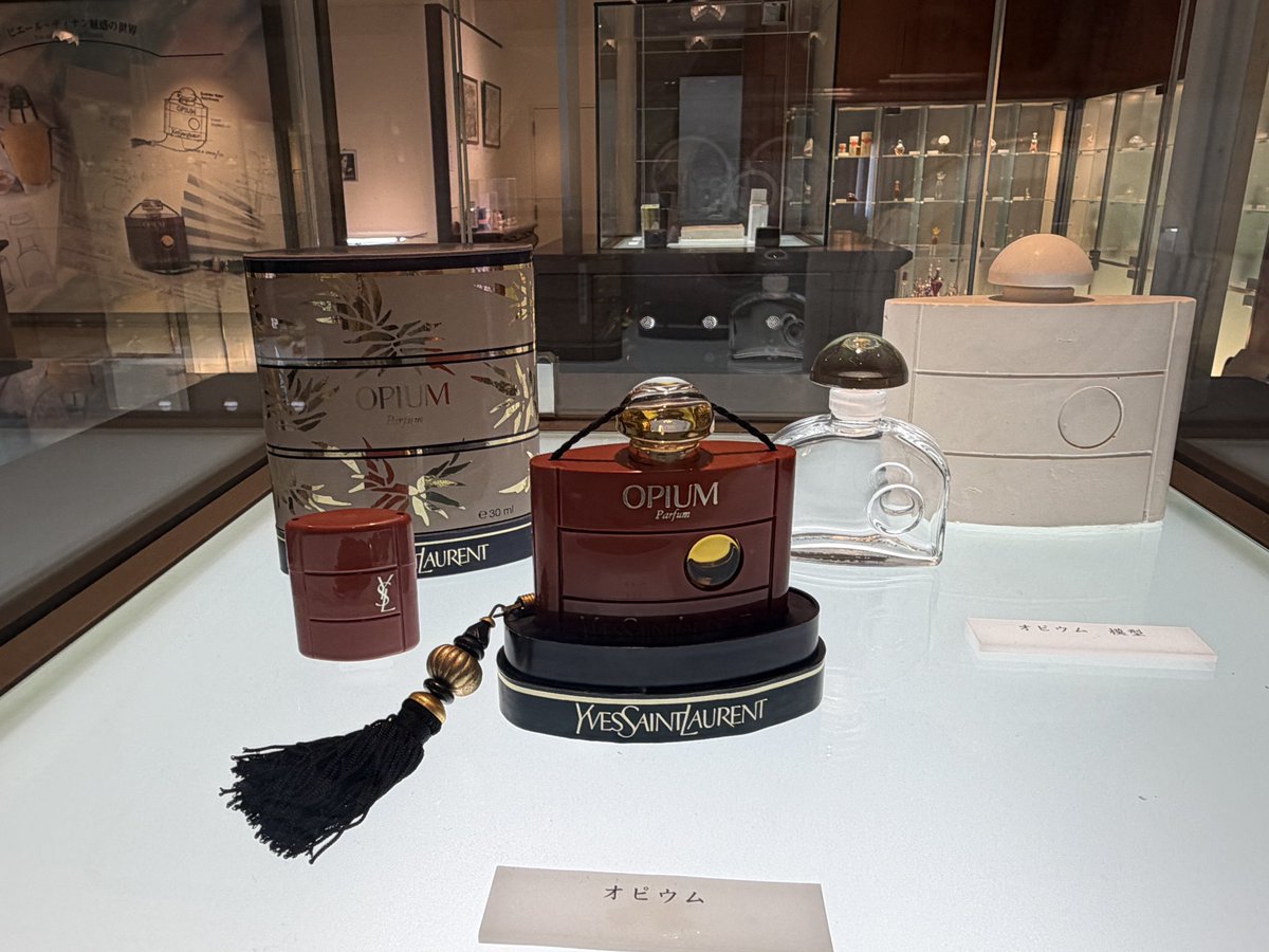 ml_perfumer's tweet photo. 「大分香りの博物館ー展示」

調香台を過ぎると、ボトルの魔術師「ピエール・ディナン」を紹介する展示がありました。

壁を見ると「オピウム」の設計図、振り返りと完成した「オピウム」もあり、香水ファンにはたまらない展示品でした。

他に、紀元前5～3世紀ギリシャの香油壺から1925年ゲランのシャリマー、1946年クリスチャン・ディオールのミスディオールなど、過去から現代までの数えきれないほどの貴重な香水があり、時間を忘れて見入ってしまいました。

数が多すぎて時間が足りなくなったので、次回来るときはコレクションをメインに鑑賞する予定です。
