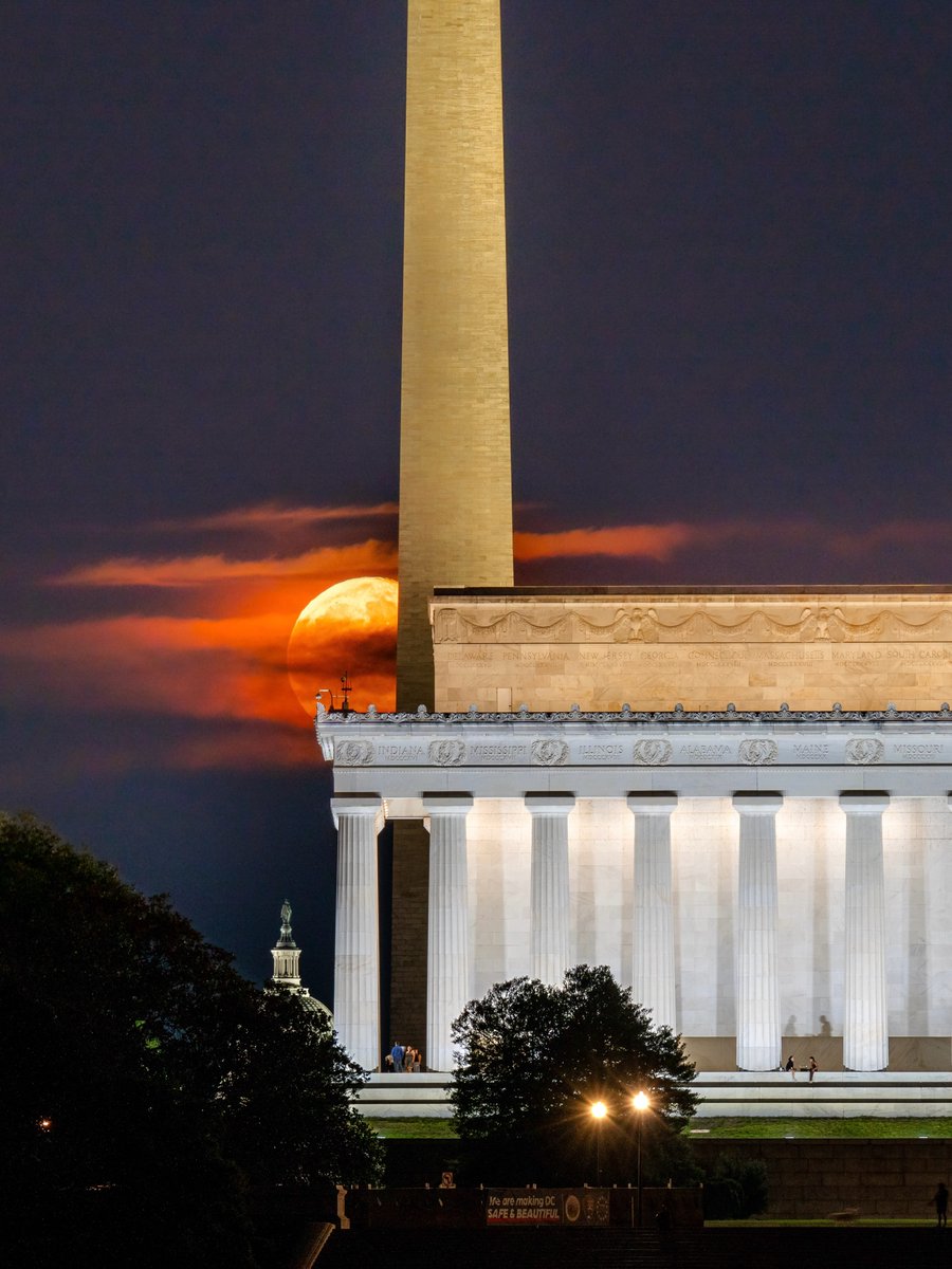 washingtondc's tweet photo. DC really knows how to put on a show at night. 🌕✨

📍 Lincoln Memorial &amp; Washington Monument

📸: sv_perspective / IG #Only1DC #SummerInDC https://t.co/ySd4mwpj4D