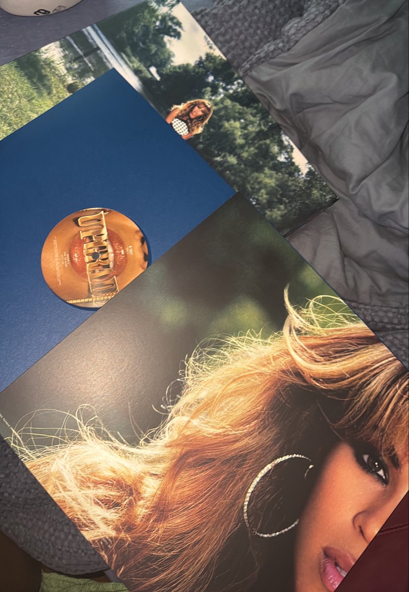 BeySoSweet's tweet photo. My vinyl came AHHHHH why is it so big omg https://t.co/MiOGw5leZo