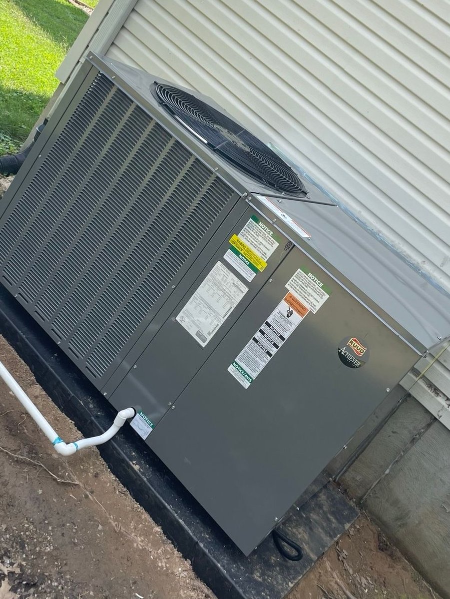 brian_1bms's tweet photo. Looking to upgrade your home's comfort and lower those energy bills? Check out this fresh, top-of-the-line outdoor package unit installed by the pros at BMS Heating &amp; Cooling!❄️🔥 Package units combine your heating and cooling systems into one sleek, space-saving outdoor cabinet. https://t.co/45sBKJ5zSQ
