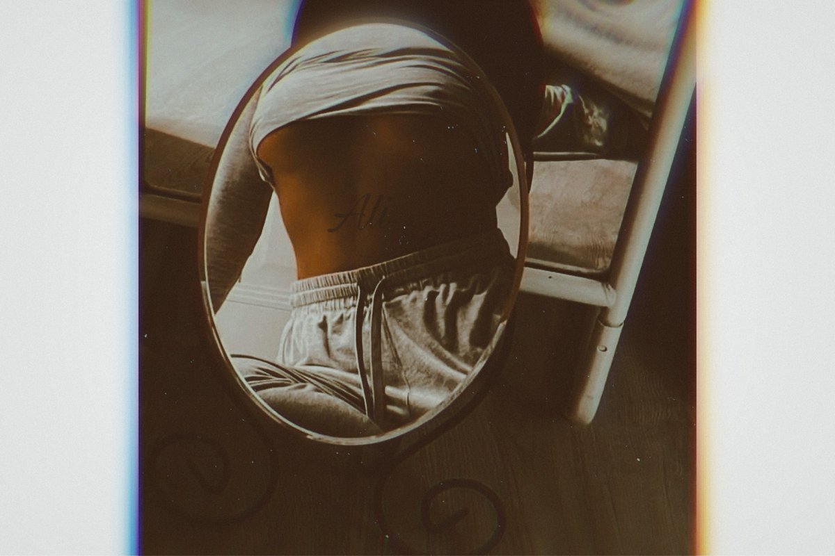 illadiaboli's tweet photo. She really likes her new mirror… https://t.co/oIXh6QalTk