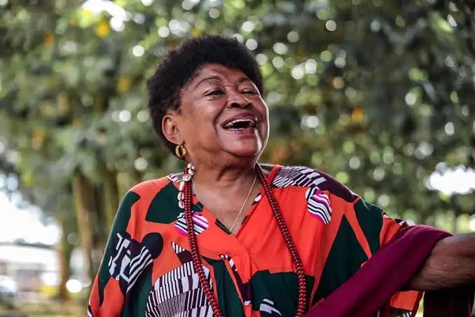 GabyAmarantos's tweet photo. Eu era criança quando vi um cortejo de pessoas negras dançando na Praça da República, todas com roupas africanas cantando e exalando toda a beleza da sua negritude comandado por essa mulher, professora Zélia Amador de Deus que hoje se encanta. Obrigada por tudo professora! 
RIP https://t.co/owVIaVPY70