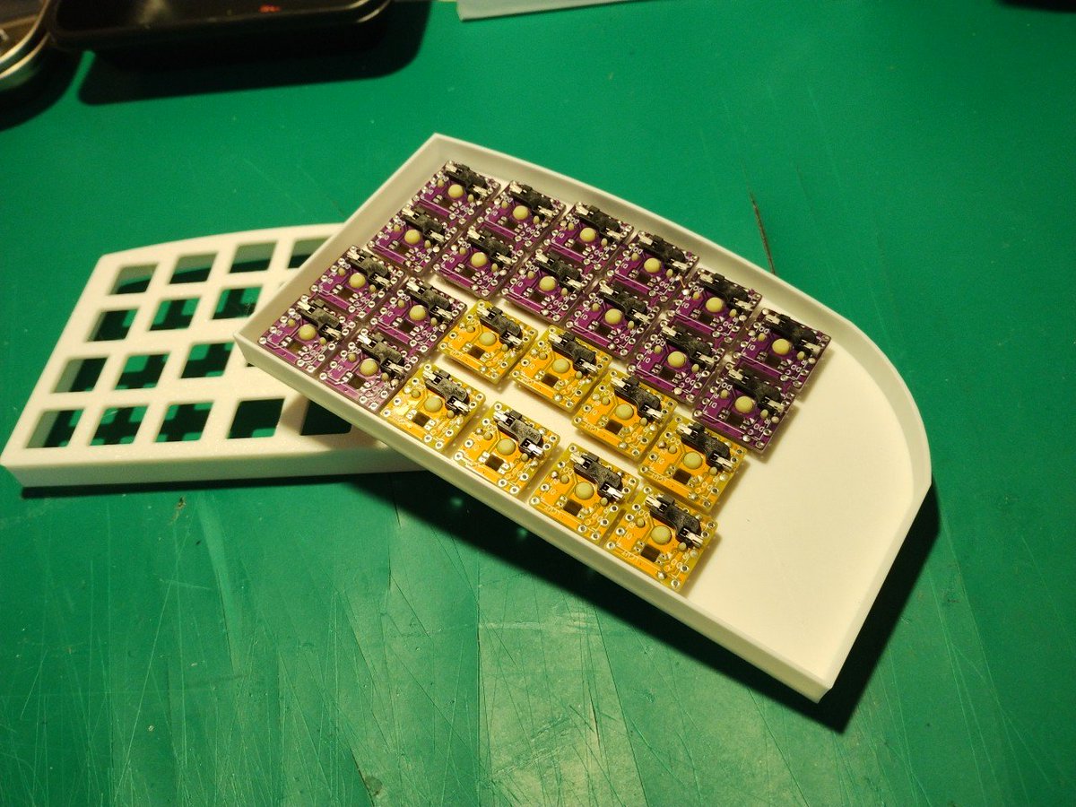 mrs_funcy_pant's tweet photo. スケッチアップでモデリングして、3dプリンターで出力。基板化する前のプロトタイプなので、一旦ハンドワイヤリングで作っていきます。

#mechanicalkeyboard
#自作キーボード
#pcbway https://t.co/AwLsIwICA2