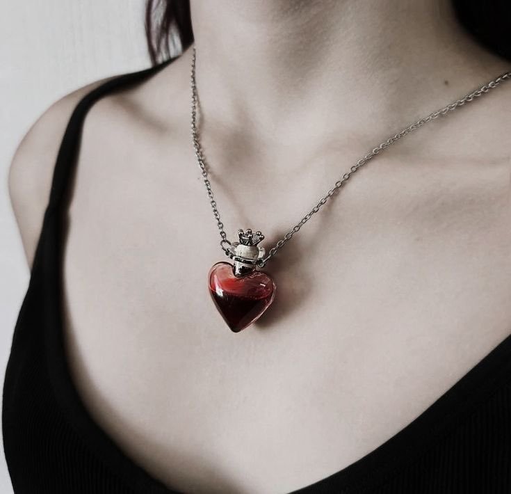 sophiaevaa_'s tweet photo. blood heart pendant https://t.co/VS4esrlQ4G