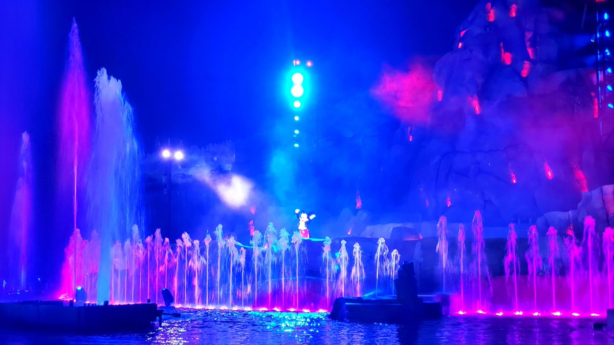 zekuromu21's tweet photo. ディズニー・ハリウッド・スタジオに行ってきた！これでフロリダの全パーク制覇！

アトラクションとショーのクオリティがとにかく高水準。どれもこれも、広大な土地に莫大な予算をかけて作られてる。

舞浜で観られなかったファンタズミックをフロリダで初鑑賞。あまりに良すぎるから日本に帰ってきて https://t.co/v5n4JAUuZa