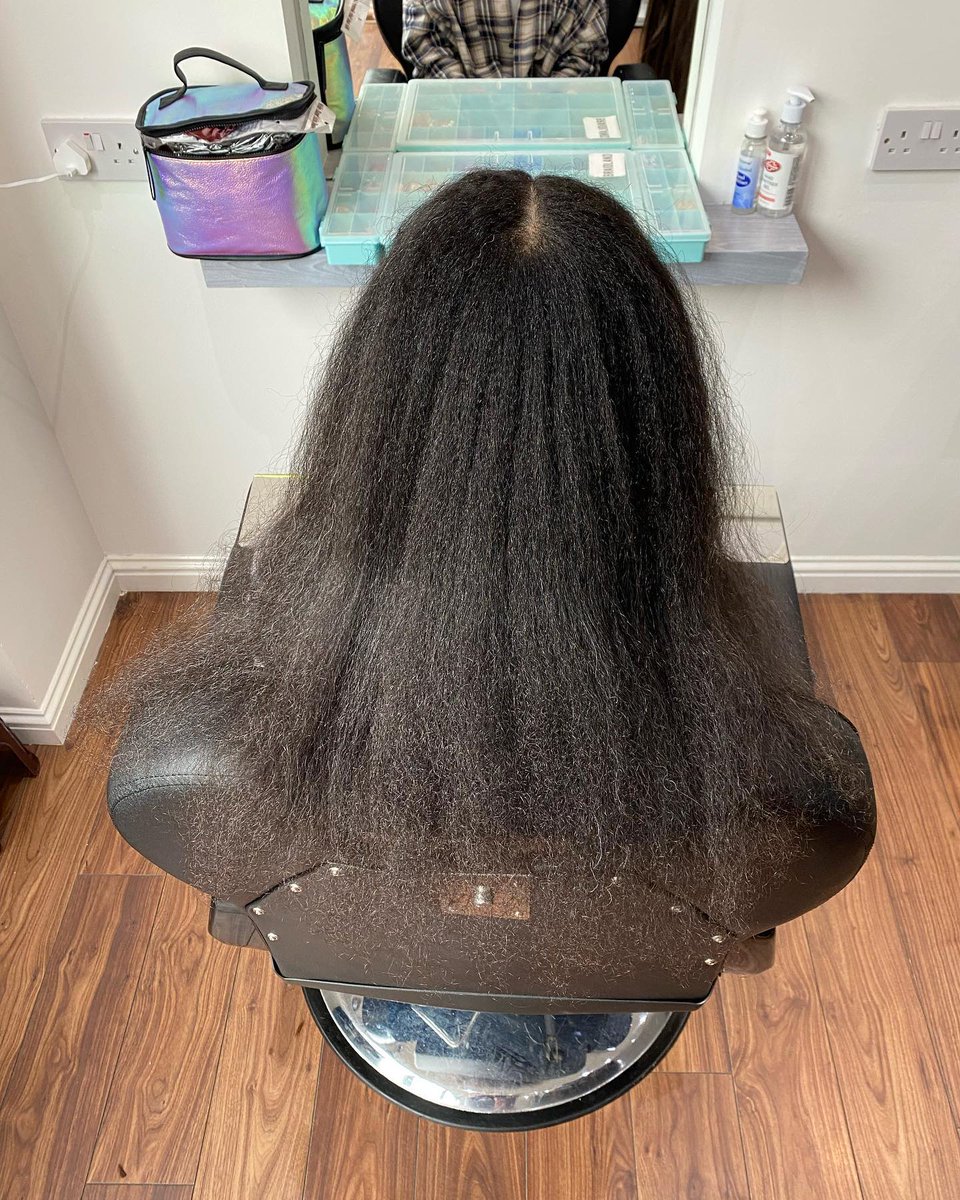 ShizukoMuinos's tweet photo. Having a braid day. These medium waist-length box braids are a low-maintenance protective style. The middle part looks great, and once they loosen up, they’re perfect for a high braided bun. Location: Grandholm, Aberdeen, UK. Color: 4. https://t.co/TzhiMrTKUQ