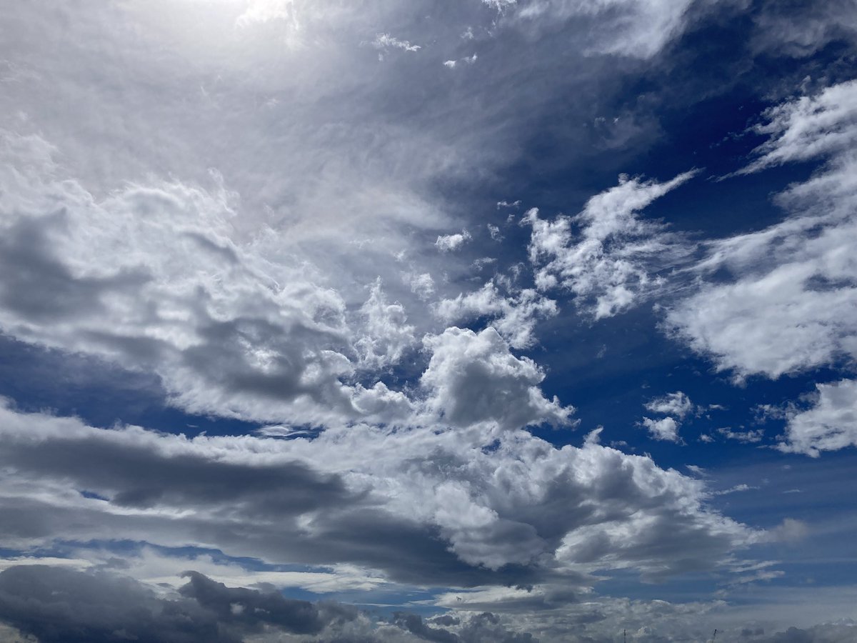 mulberry23's tweet photo. #イマソラ　と言っても少し前。
ちょっと陽が出たけどまた曇ってきてる https://t.co/AJ7WPwFkVh