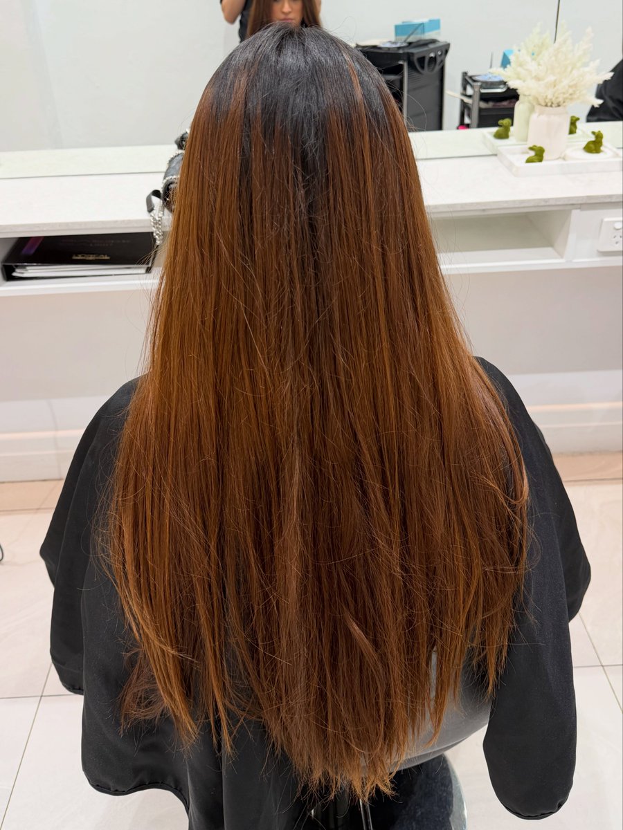 DorlaCookirgtz's tweet photo. From full tint to seamless balayage: a soft, dimensional color correction that adds light, movement, and an effortless low-maintenance glow. Book now to transform your color. https://t.co/VQ0D5Ox4Ht