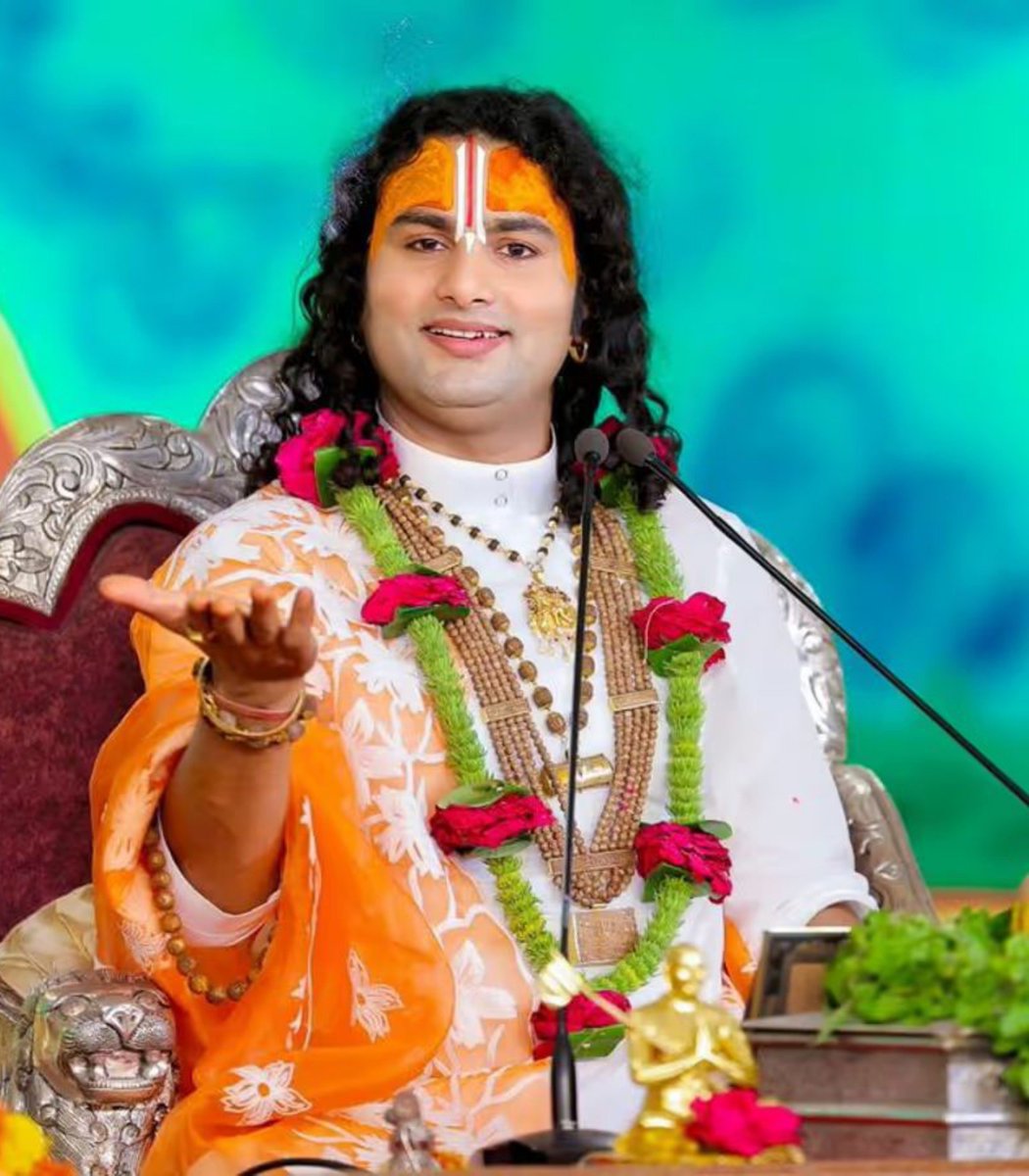 JaikyYadav16's tweet photo. आज के समय में प्यार को लेकर इतना सीधा जवाब शायद ही कोई दे पाएगा जैसा अनिरुद्धाचार्य ने दिया है। लेकिन 

आप खुद सोचिए कि किसी इंसान को पसंद करने से पहले आप उसका आधार कार्ड मांगने जाओगे तो फिर ये प्यार कहां हुआ?

ये तो व्यापार हो गया।

अनिरूद्धाचार्य कहते हैं कि "आज के समय में लोगों को आधार कार्ड देखकर प्यार करना चाहिए क्योंकि अब प्यार, प्यार नहीं रह गया वासना आ गई है।

अगर आप सुंदर हो तो आपको हजार मिल जाएंगे।"

इस मामले में मेरा सटीक मानना है कि पहले आपको पैसा कमाने पर ध्यान देना चाहिए अगर आपके पास पॉवर है तो कुछ भी देखने की जरूरत नहीं 

आपको वो सारी चीजें मिल जाएंगी जो आप चाहते हो।