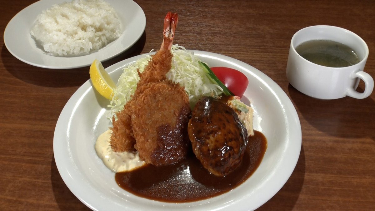 oricon's tweet photo. “堂本剛が来た店”、朝7時から行列
『魔法のレストラン』大阪駅前ビルへ潜入
https://t.co/TuA1jjMriJ
⠀
列の先頭の女性は朝6時半から並んでいて、理由は「剛さんが来たから」。高知県から夜行バスで大阪を訪れ、 かつて番組ロケで堂本が訪れた店に直行したという。この日は京セラドーム大阪でDOMOTOのコンサートがあり、訪れたファンで開店前から大行列。