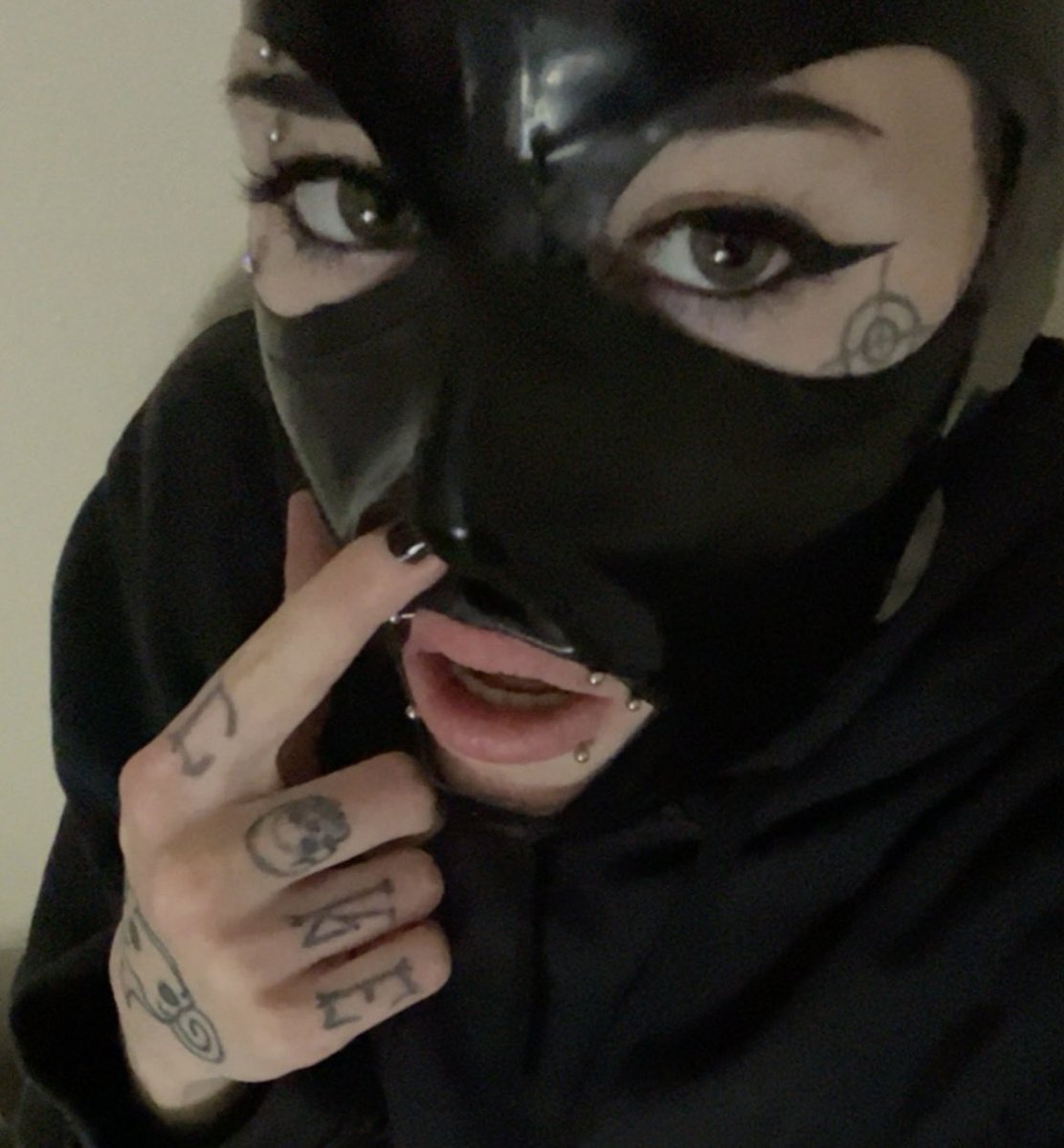sleepyymonkeyx's tweet photo. feelin' silly #nsfw #of #latex https://t.co/5MTR9WTMzz
