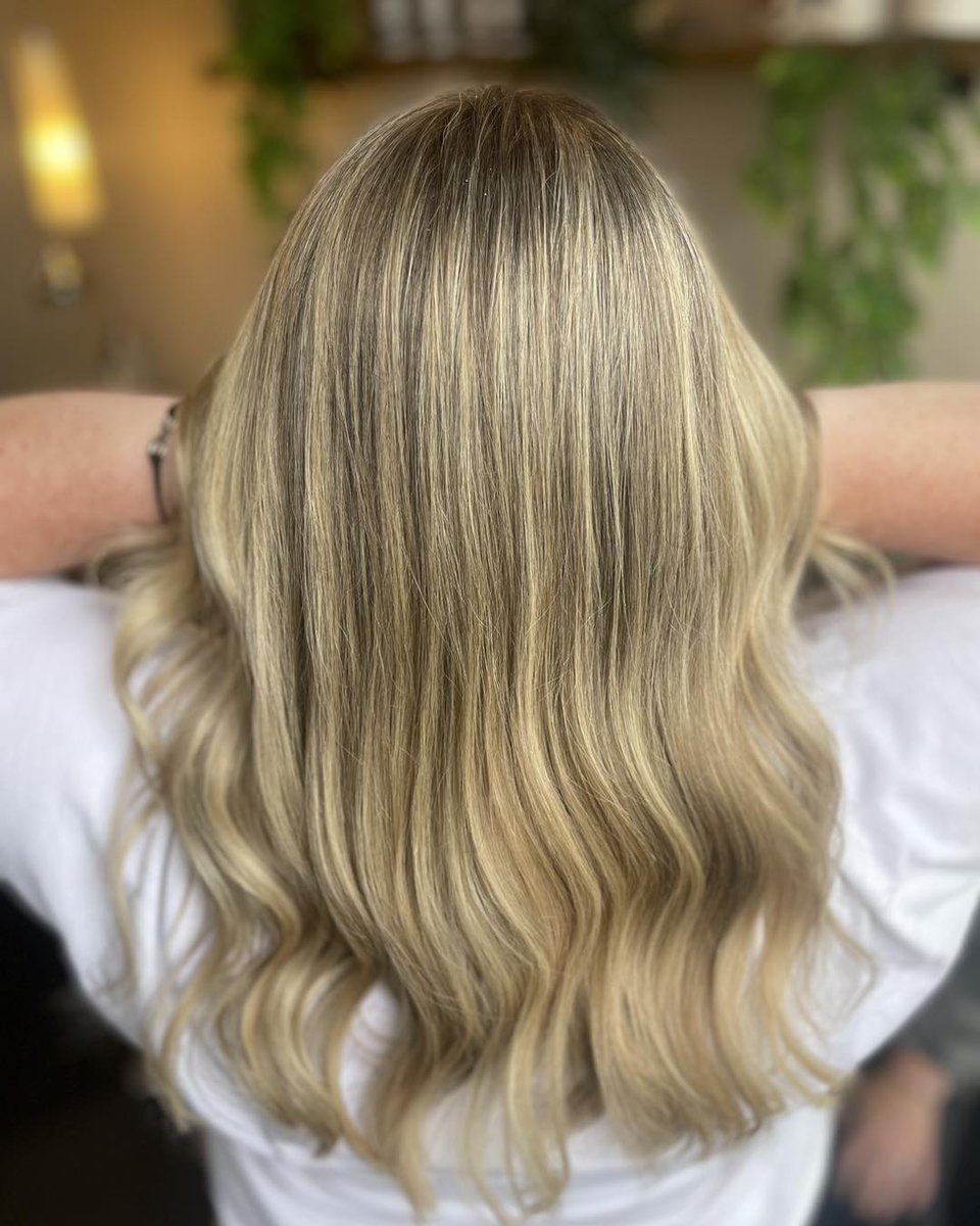 ShantellCioxdj's tweet photo. Before &amp; After

Foliage for a softer, natural look with a seamless blend—perfect for growing out blonde. Finished with a warmer toner to move away from white blonde. Hair by Steph at Tangled. https://t.co/ScbNkojF9V
