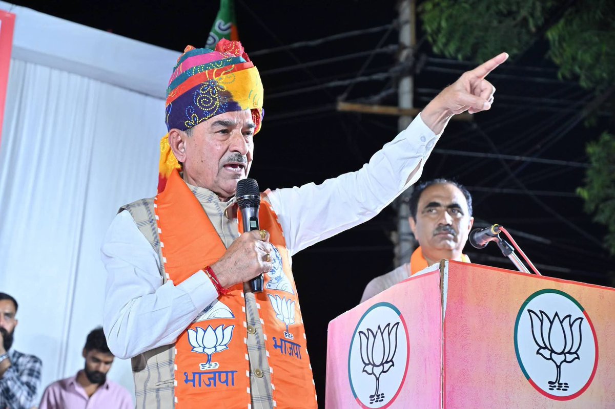 BJP4Rajasthan's tweet photo. भाजपा प्रदेश अध्यक्ष श्री @madanrrathore ने सिरोही में नगर निकाय चुनाव में भाजपा की विजय के संकल्प को लेकर आयोजित जनसभा को संबोधित किया। इस दौरान उन्होंने जन-जन से भाजपा के पक्ष में मतदान कर पार्टी प्रत्याशियों को विजयी बनाने की अपील की।

जनसभा में सांसद श्री @lumbaram64, राज्य मंत्री श्री @otaramjidewasi, प्रदेश ��हामंत्री श्री @bjpbhupendraRYB, जिला अध्यक्ष श्रीमती @Rakshabhanda3Dr, श्री हेमराज मीणा, श्री श्रवण सिंह राव, श्री ऋषिकेश मीणा सहित भाजपा के पदाधिकारीगण, कार्यकर्तागण एवं पार्षद प्रत्याशी उपस्थित रहे।

#सशक्त_शहर_समृद्ध_राजस्थान