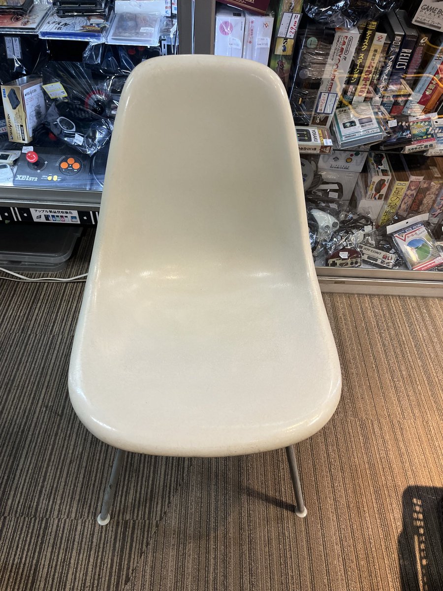 sellbuydepo's tweet photo. ハーマンミラー
ヴィンテージ イームズチェア
雰囲気あります😎
この年代ならではの味わいがたまらない一脚。
#ハーマンミラー
#イームズチェア
#Eames
#ヴィンテージ家具
#リサイクルショップ
#セルバイデポ https://t.co/GS7tChIu8m