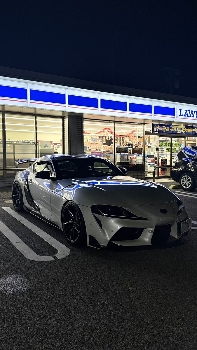 kurepopoooo's tweet photo. コンビニが1番映える https://t.co/wANtt2aduA