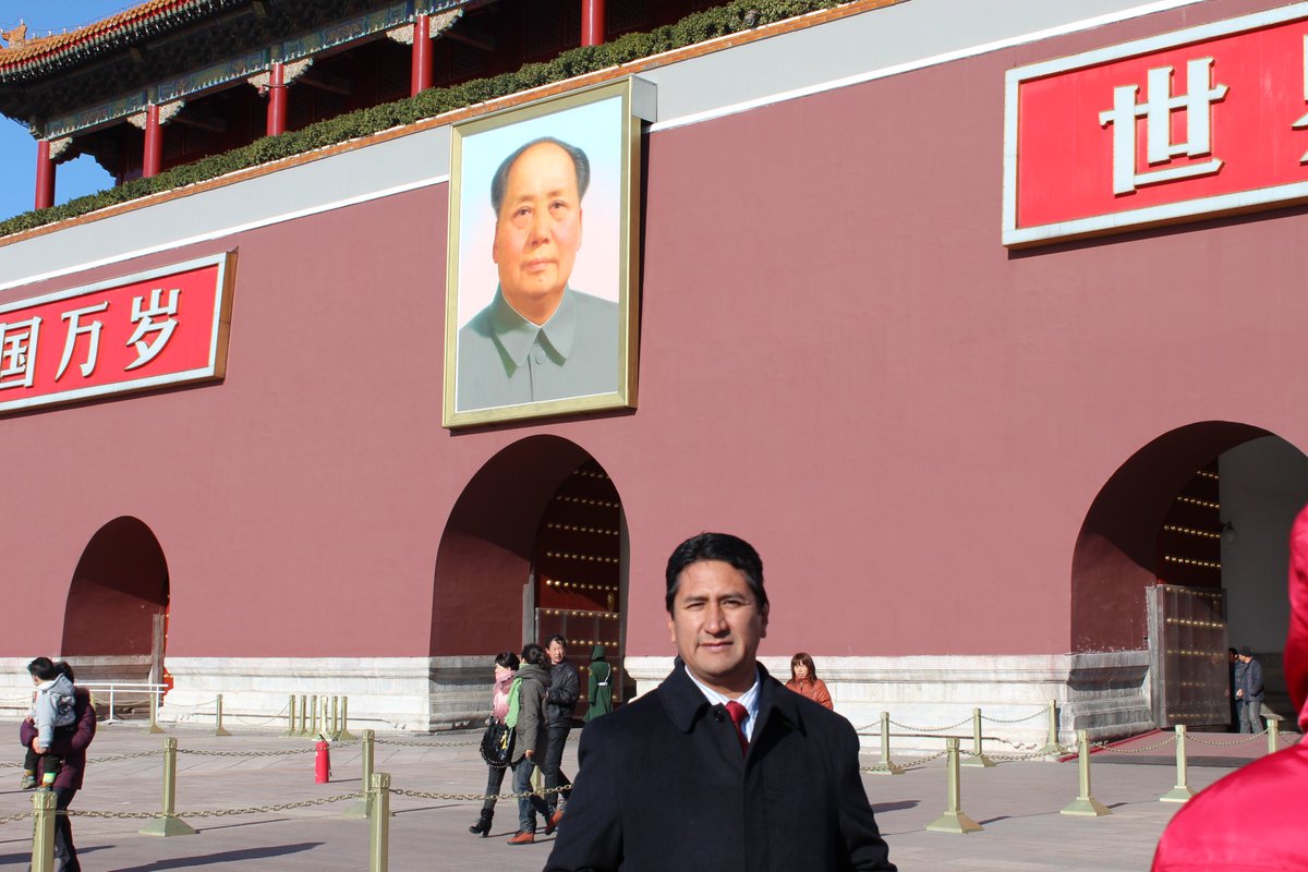 vladimir_cerron's tweet photo. 50 años de la muerte de Mao Tse Tung. El mejor pensador acerca de la contradicción dialéctica sobre la práctica: "Existen dos tipos diferentes de contradicciones: las contradicciones entre nosotros y el enemigo, y las contradicciones en el seno del pueblo". Las primeras son antagónicas (irreconciliables) y las segundas no-antagónicas (reconciliables). Si no hay contradicción, no hay roce, no hay fricción, no hay chispa,  no hay movimiento, por tanto, el impulso al desarrollo sería imposible. Esto conduce a la síntesis correcta y son producto de tres fuentes: la lucha por la producción, la lucha de clases y la experimentación científica.