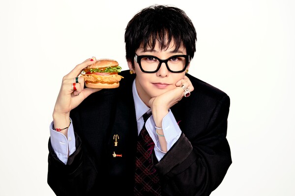 Kpop_Herald's tweet photo. G-Dragon is the face of McDonald’s Asian campaign! 🔥 🍔

Launching across 13 markets from Sept. 17, the campaign pairs Korean-inspired Gochujang Butter chicken menus with G-Dragon’s global star power, followed by a limited-edition Peaceminusone collaboration.

#GDRAGON #GD #MCDONALDS