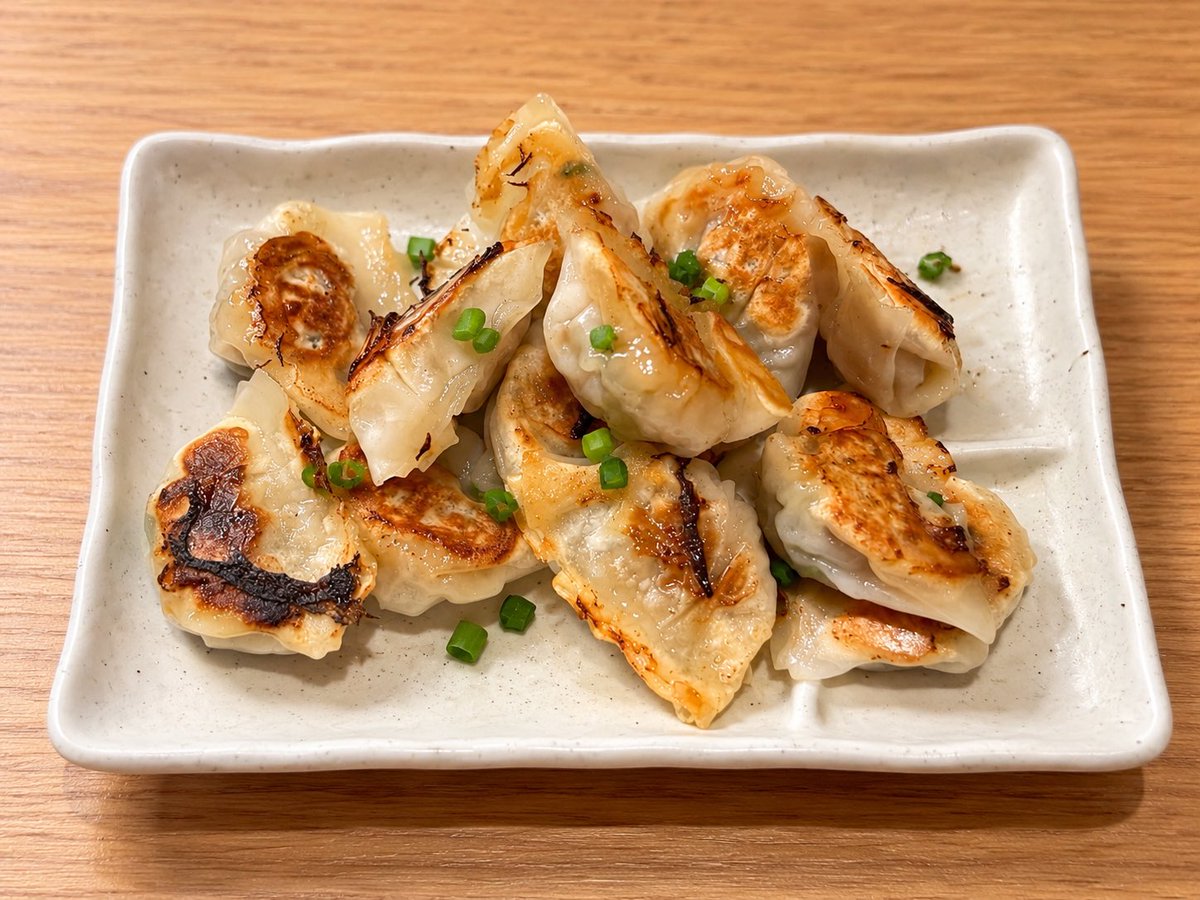 ONE_KOTO_JP's tweet photo. ランチは餃子12個🥟
これならお腹いっぱい！と思っていたら……

まさかのミニサイズ😂

数は合ってる。
でも何かが違う。

……たぶん足りません🤣

#今日のランチ #餃子 #企業の日常 https://t.co/q9hSe8QZh4