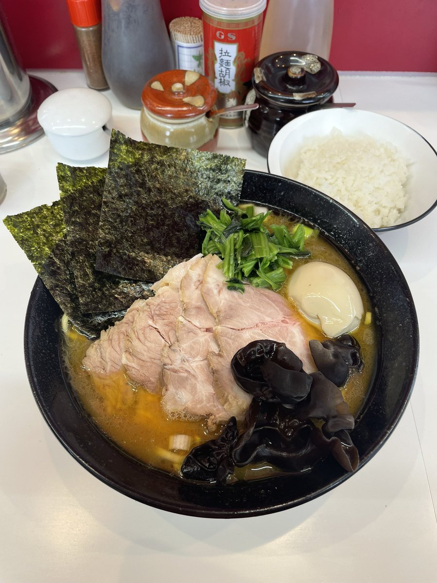 takechicool's tweet photo. 沼津市岡一色 塚田家でチャーシュー麺大盛り＋キクラゲを食す❗️

続きまして2軒目はこちらに突撃🎵
今週はキクラゲなんですねぇ〜😋
プリプリしてて気持ちの良い食感✨
塚田家の接客、食感、勝利のスリーS🔥
最後はスープに酢を入れてフォーSじゃい🤘
ツアーは終わりです🍚
#塚田家
#ミニはしごツアー https://t.co/OOtkW2c4hp