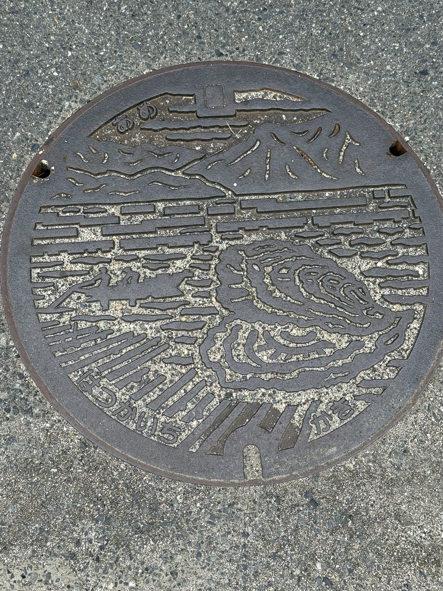 mak2369's tweet photo. 廿日市市中央市民センターで、マンホールカードを頂きました。
カラーマンホール以外に、けん玉の技が書いてある蓋や牡蠣の柄のマンホールもありました。 https://t.co/EPKbQJMWK6
